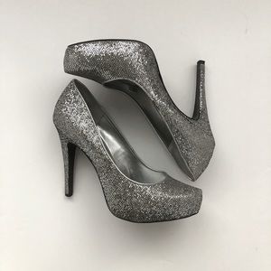 Stunning Sliver pumps
